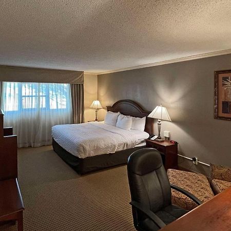 Clarion Inn Гардън Сити Екстериор снимка