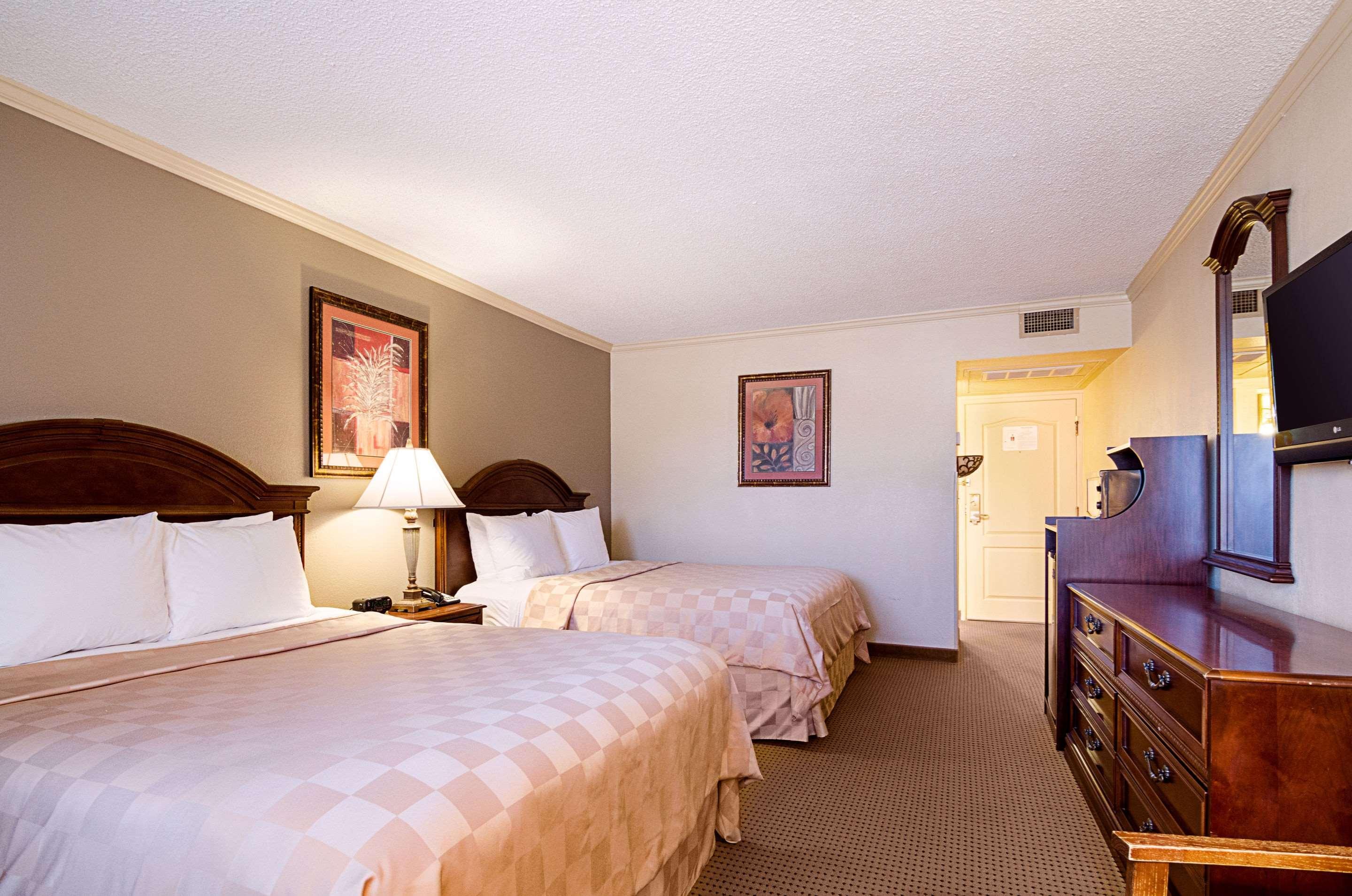Clarion Inn Гардън Сити Екстериор снимка