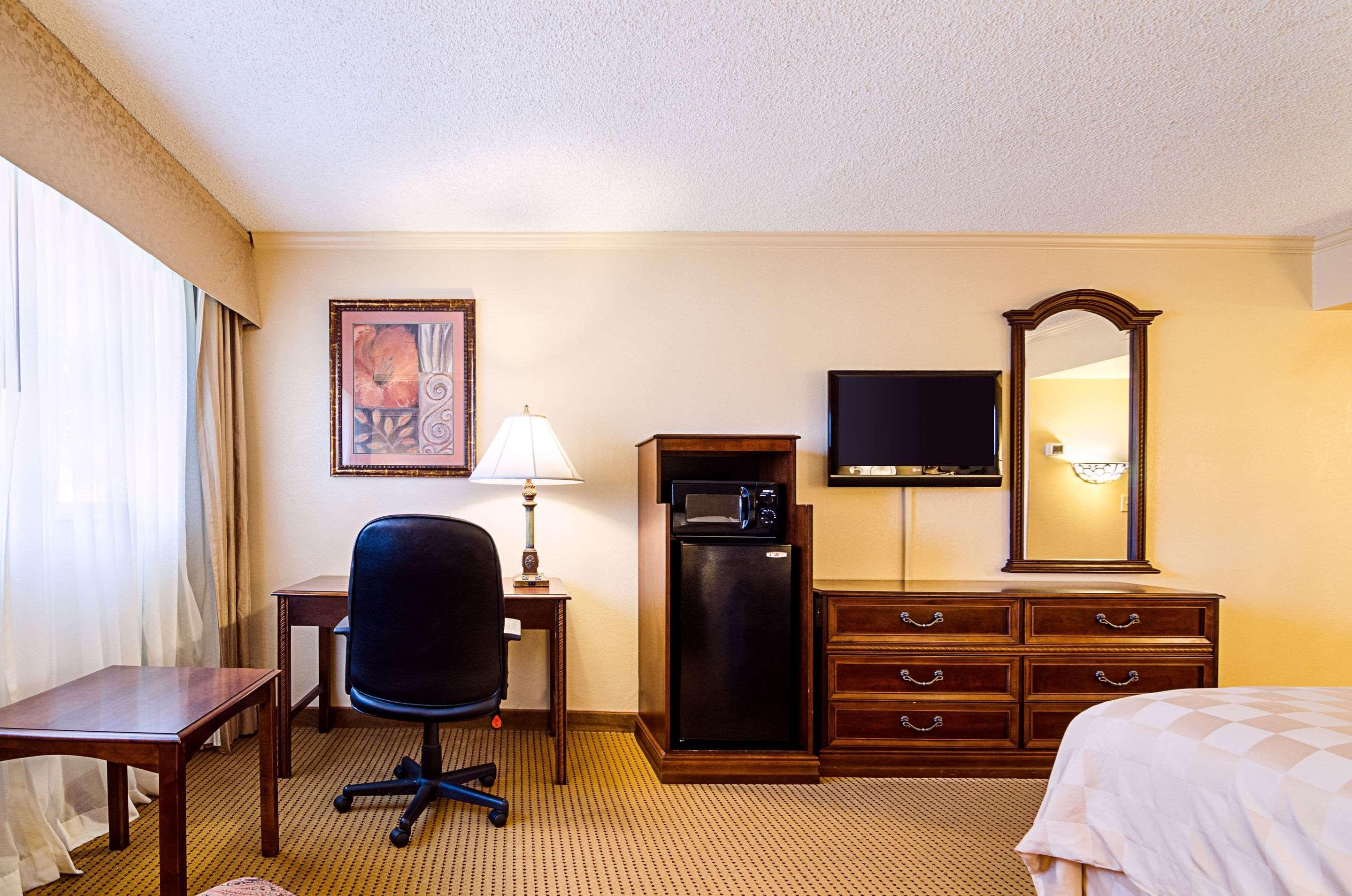 Clarion Inn Гардън Сити Екстериор снимка