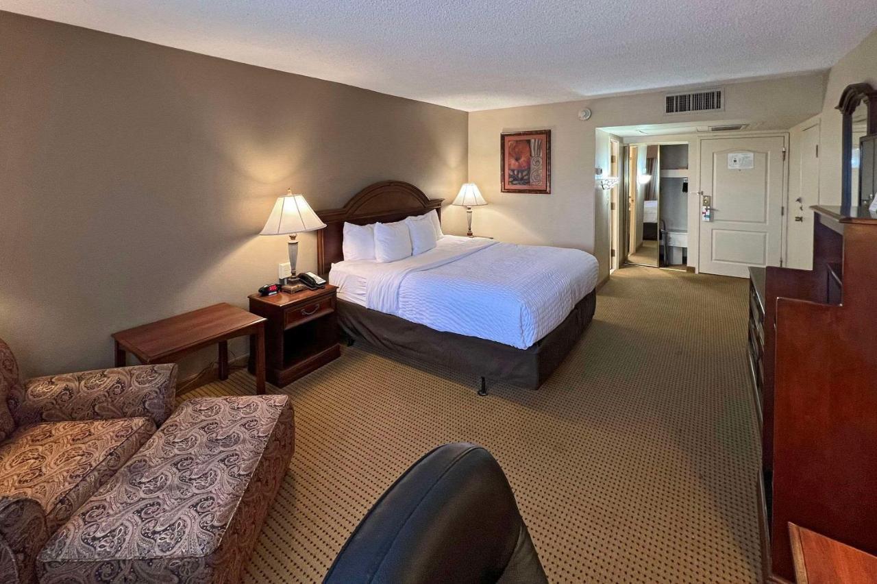 Clarion Inn Гардън Сити Екстериор снимка