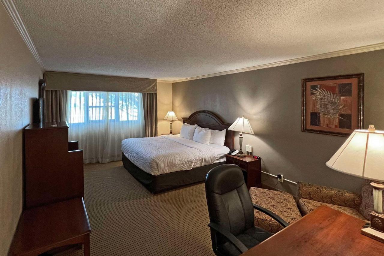 Clarion Inn Гардън Сити Екстериор снимка