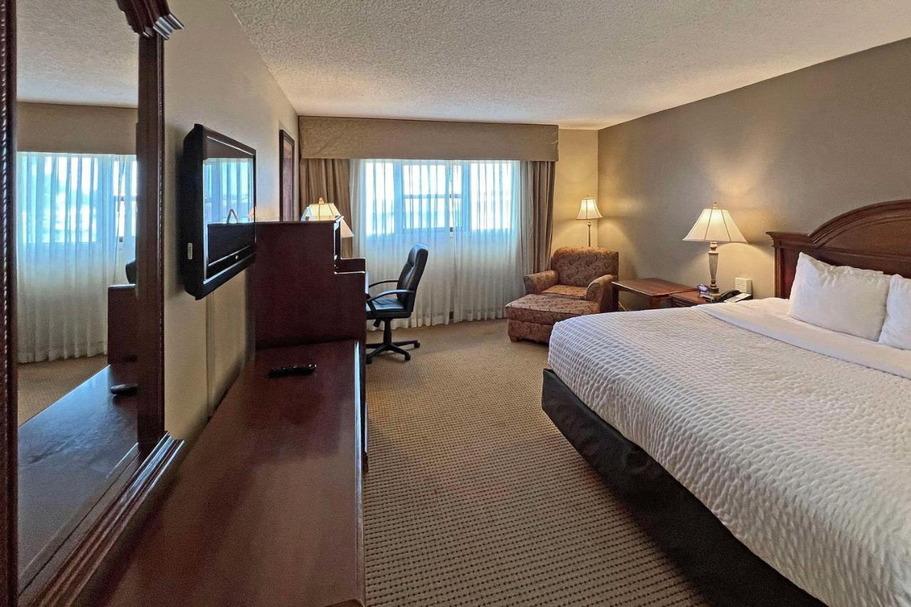 Clarion Inn Гардън Сити Екстериор снимка